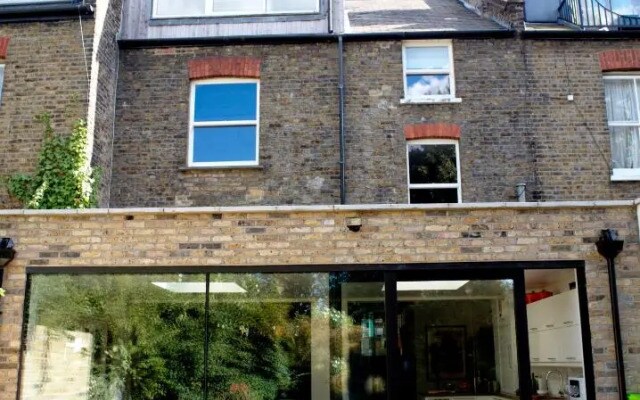Stunning 5 bed house with private garden