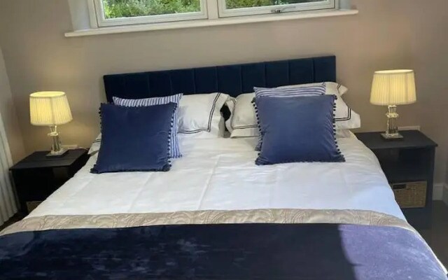 Immaculate 1-bed Studio With Outside Patio