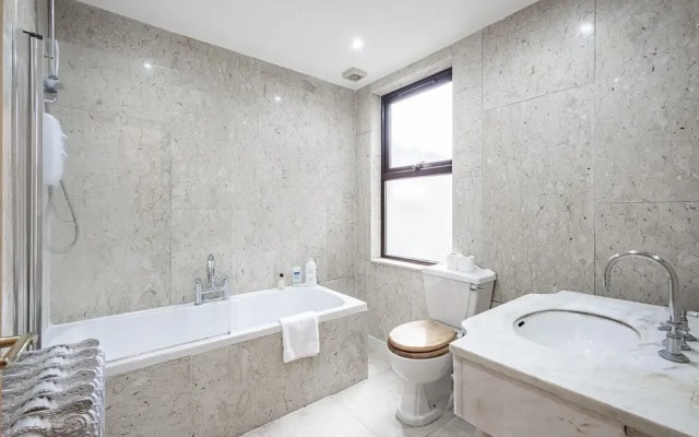 Stunning Light Filled 2 Bed Apartment + Parking Sleeps 7