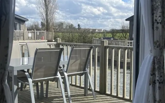 Dog Friendly Lodge With hot Tub, Quiet Location