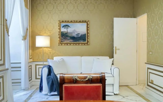 Elegant apartment nearby Trevi Fountain
