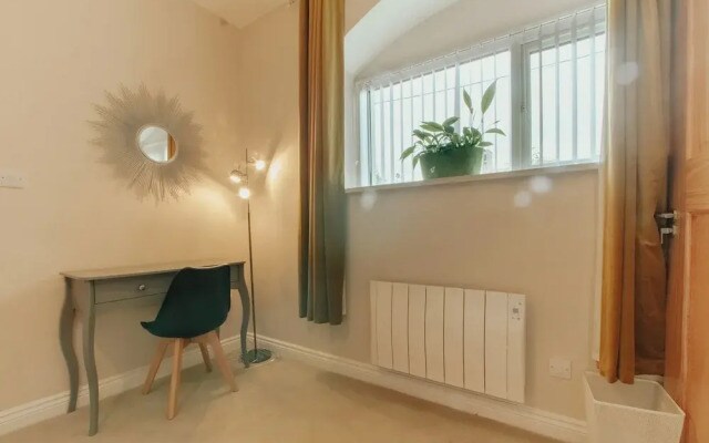Chic & Cheerful 1bedroom in Historic Building