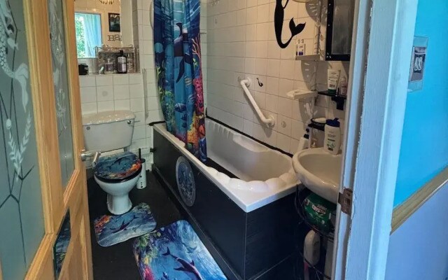 2-bed House, Sleeps 4, Garden, 10 Mins to Anfield
