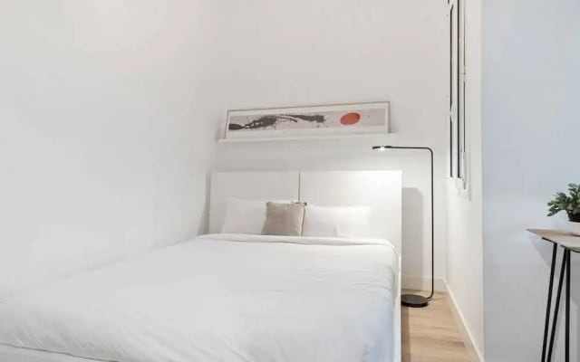 Stunning 2 Bedroom amd Bath Apartment in Eixample