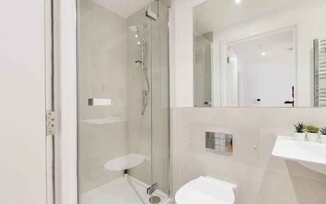 Modern 2BR 2BA with Balcony by Soho