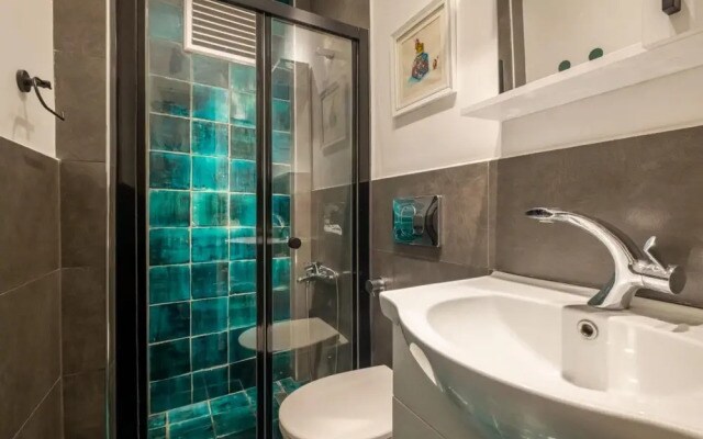 Eclectic Flat Near Metro With Terrace in Kadikoy