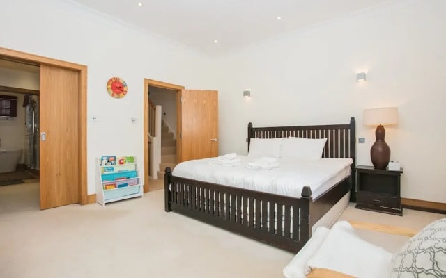 3 Bedroom House in Holland Park