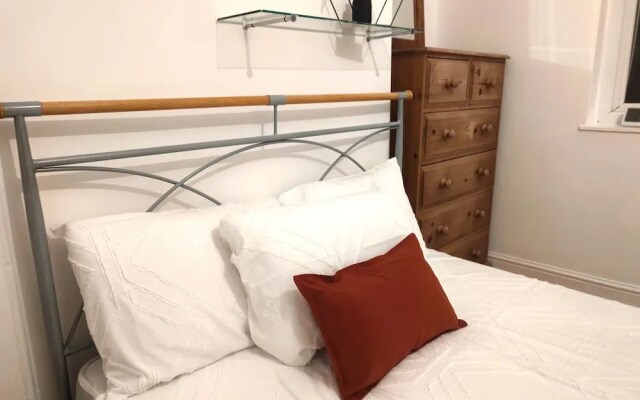 2-bed Flat Near Park in Central London