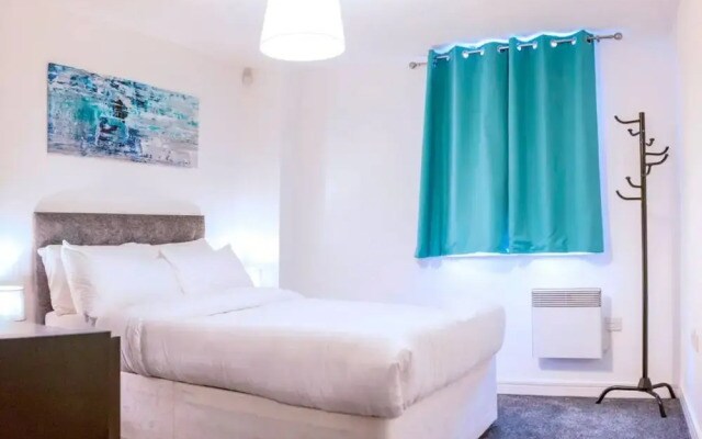 Modern City Centre 2BD Apt W Balcony & Parking