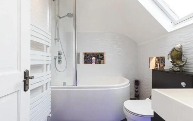 Dazzling 2BR Flat Near by East Putney Station