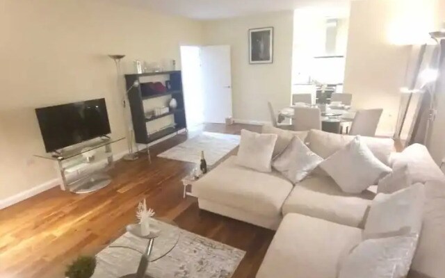 Ravishing Riverside 2-bed Rental in Canary Wharf