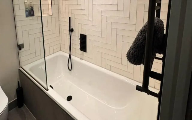 Thames Ditton Apt - Sleeps 6 - Garden & Bbq