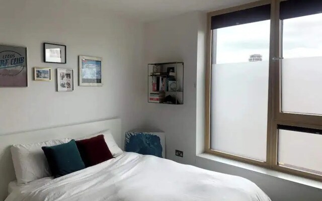Stylish 2BD Flat With Private Balcony - Battersea