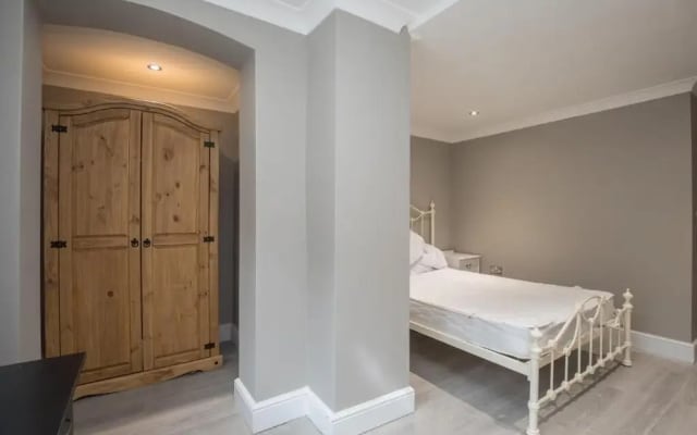 Charming 2-bedroom Apartment in Central Kingston Upon Thames