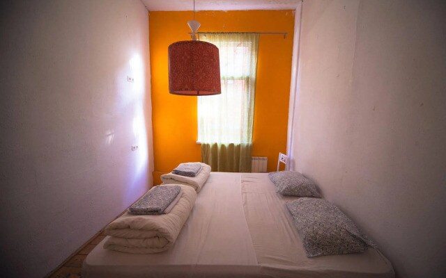Fabrika Hostel & Gallery