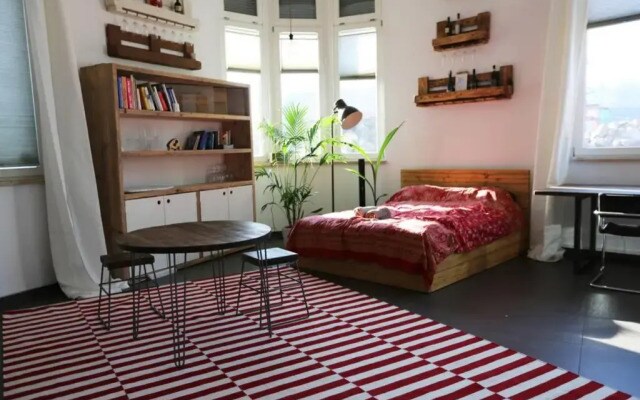 Luftiges Upcycling Studio im EG - Zentral