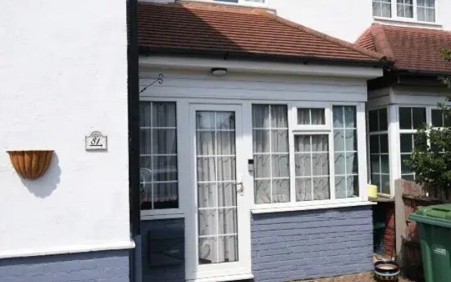 Lovely 1 Bedroom Apartment with Free Parking