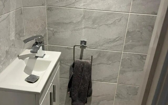 Southgate Home - Sleeps 12 - Parking - Central