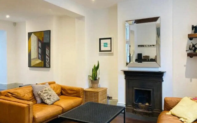 Charming 3-bed House in London
