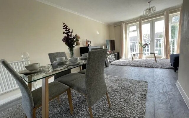 Enjoy Lovely 4 bed Apartment With Garden