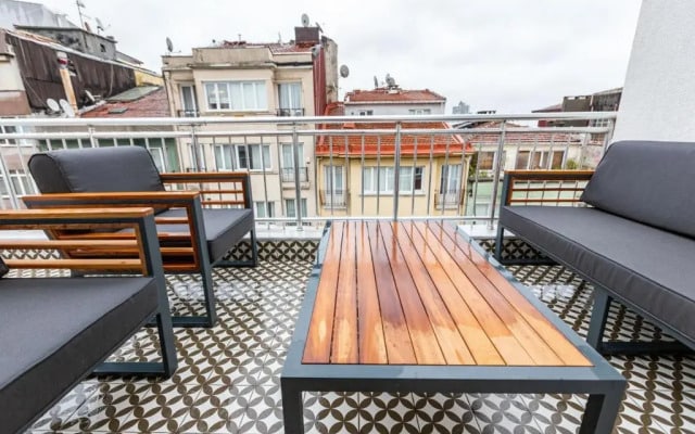 Central Flat With Lovely Terrace in Ferikoy Sisli