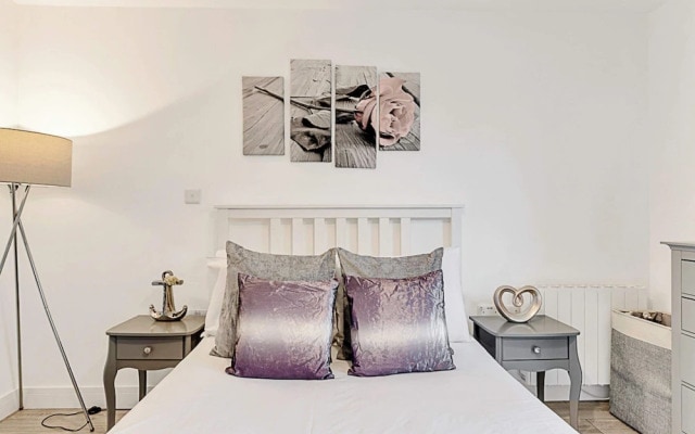 Newly Furnished and Bright Home