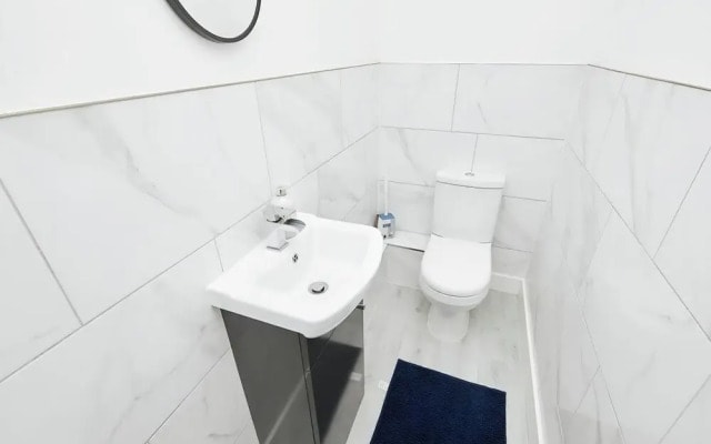 Modern 2 Bedroom House With Free Gated Parking