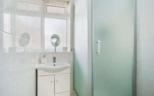 Spacious 3 Bed Flat W/communal Garden in Euston