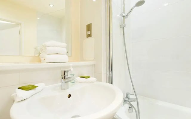 Bright and Spacious 2BR Flat in East London