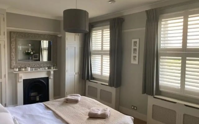 House - Sleeps 8 - Garden - Children's Play Area