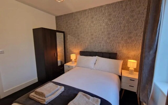Entire Central 2 Bedroom Apartment (With Parking)