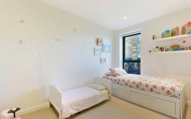 Lovely Luminous 3 Bed Flat, With Secure Ev Parkng