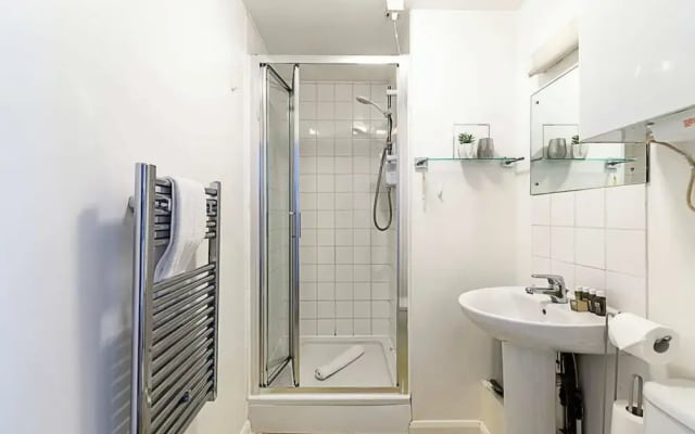 Modern Studio Apartment - St Georges Wharf