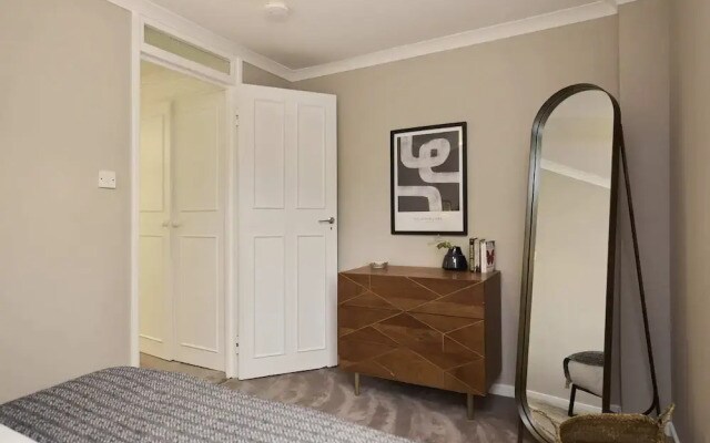 Chiswick Townhouse with Garden & Parking