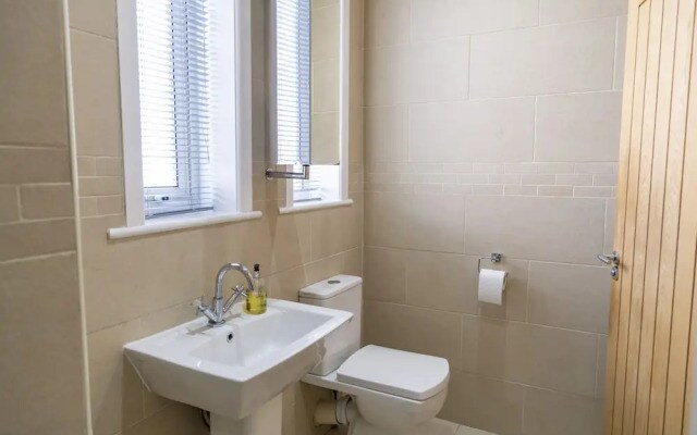 Whitefield Charm Cozy 2 Bedroom Apartment Sleeps 8