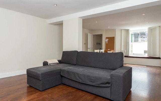 Spacious 1 Bedroom Garden Flat In Clapham Town