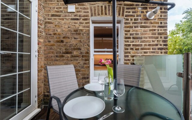 Stylish Fulham Flat with Patio by Underthedoormat