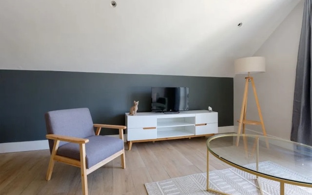 Elegant 2 Bed Flat with Balcony in Finchley