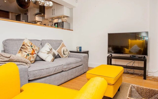 Modern 2 Bedroom House With Parking
