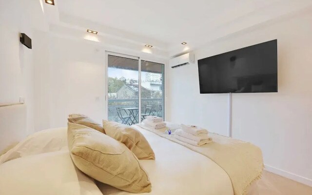 Charming Apt With AC & Balcony