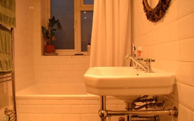 Incredible 1 Bedroom Flat Colourful and Cozy