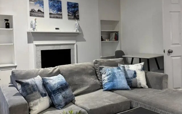 Central Apartment - Sleeps 2 & Private Patio