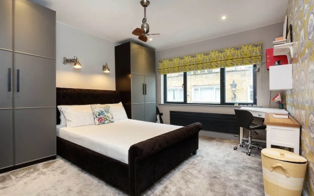 Queens Mews