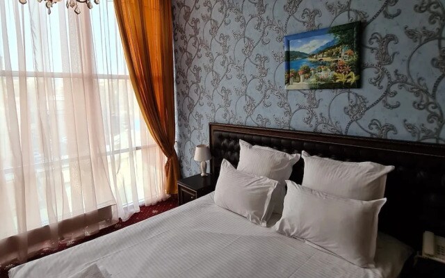 Golden Hotel