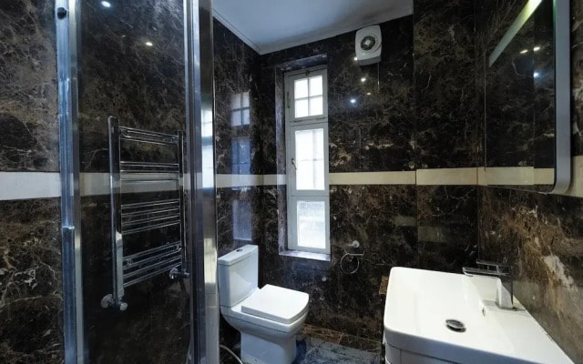 Chic London Apartment in Brown Hart Gardens