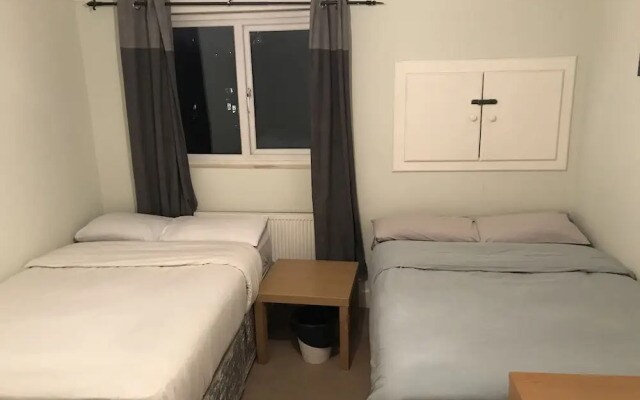 Rooms at 5 Hammersmith Road - Hostel