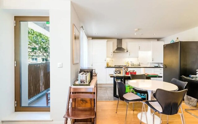 Lovely 1BR Home Canning Town W/balcony + Parking
