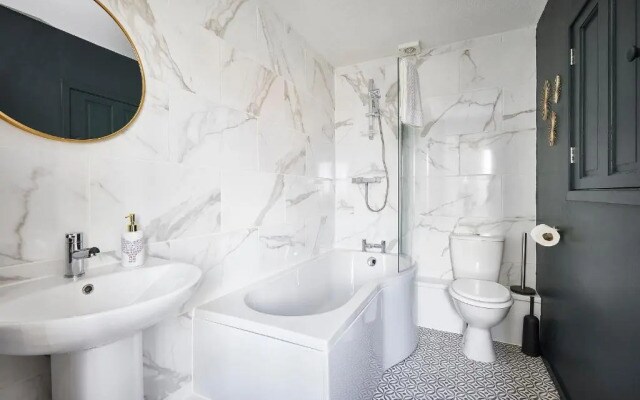 Charming 2 Bed Home, Quiet Village + Free Parking