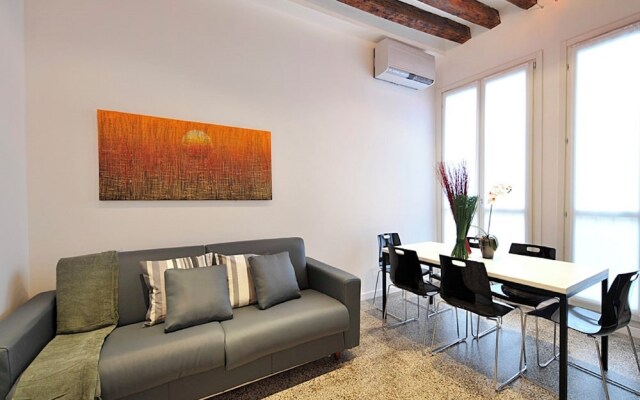 San Polo Apartment with Balcony