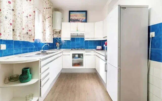 4 Bedroom 6 Guests Apartment 60m From Beach